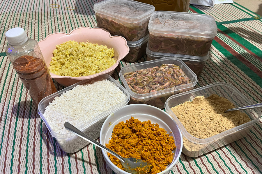 Các gia vị, thành phần để chế biến ruốc rươi.