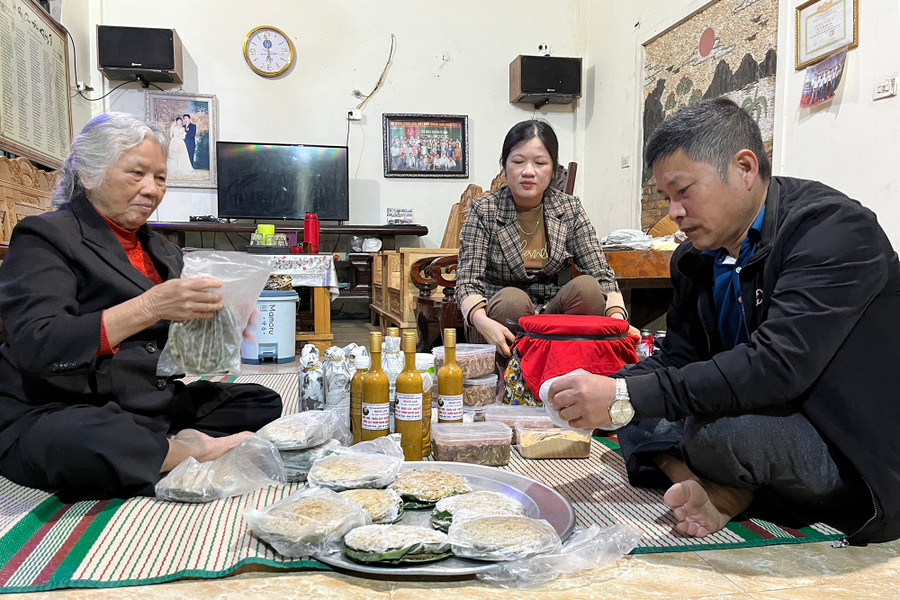 Gia đình chị Võ Thị Ngọc Lan sản xuất các sản phẩm từ rươi.