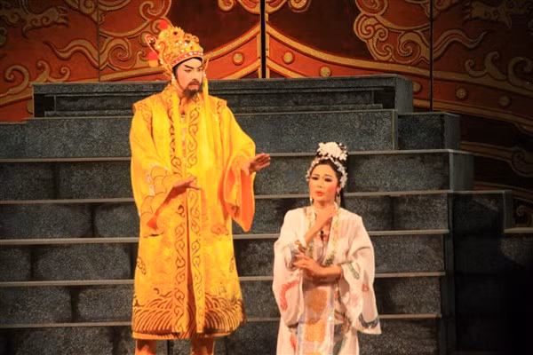 Vở tuồng “Làm vua” của Nhà hát Tuồng Việt Nam đặt ra nhiều vấn đề thời sự về trách nhiệm của người đứng đầu quốc gia. Ảnh: Bình Thanh.