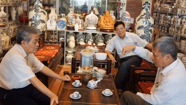 Giám đốc Nguyễn Văn Lưu và tác giả trong cuộc chuyện.