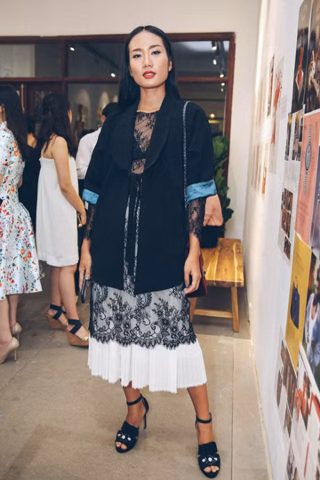 Hua Vi Van tre trung va dien trai o tuoi U40 - Anh 7