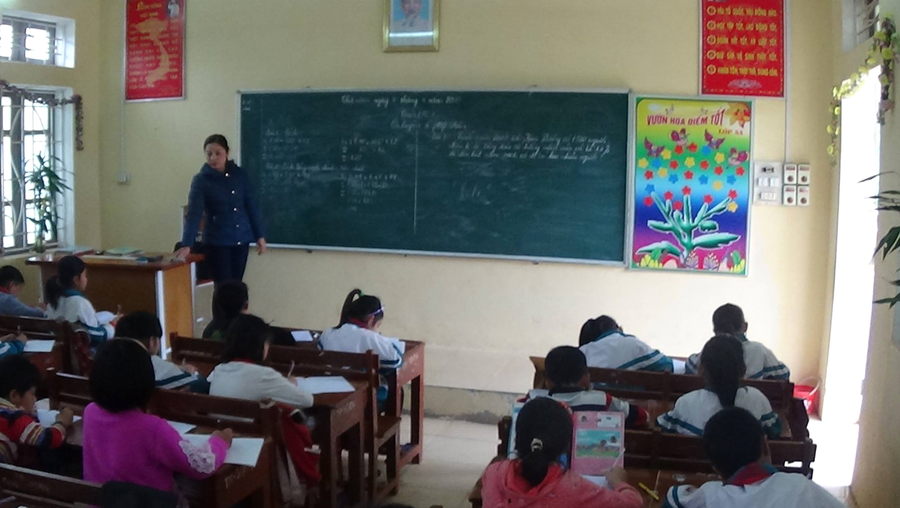 Tiết học trên lớp của cô và trò trường Tiểu học Bảo Hiệu