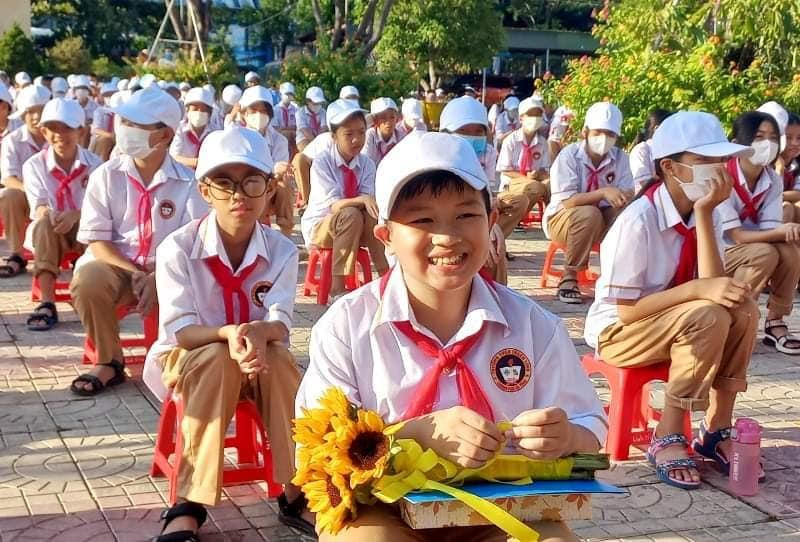 Em Ngô Nguyễn Đăng Khoa được biểu dương tại buổi sinh hoạt dưới cờ.