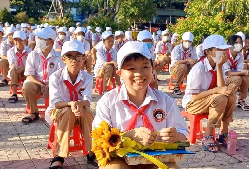 Em Ngô Nguyễn Đăng Khoa được biểu dương tại buổi sinh hoạt dưới cờ. Em Ngô Nguyễn Đăng Khoa được biểu dương tại buổi sinh hoạt dưới cờ.
