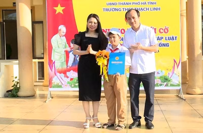 Lãnh đạo UBND thành phố Hà Tĩnh và Trường THCS Thạch Linh tổ chức khen thưởng em Ngô Quang Đăng Khoa.