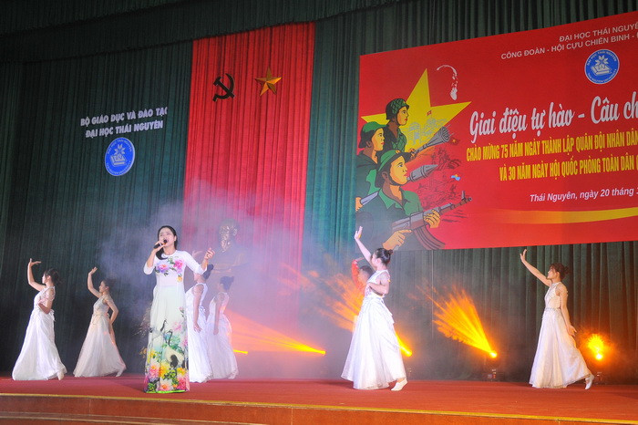 Một màn nghệ thuật chào mừng chương trình.