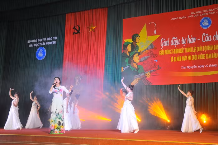 Một màn nghệ thuật chào mừng chương trình. Một màn nghệ thuật chào mừng chương trình.