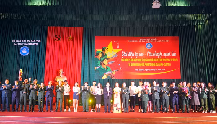 Màn giao lưu của các cựu chiến binh với cán bộ, giảng viên Đại học Thái Nguyên Màn giao lưu của các cựu chiến binh với cán bộ, giảng viên Đại học Thái Nguyên