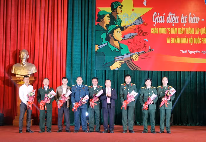 GS Phạm Hồng Quang tặng hoa Hội Cựu chiến binh của các trường đại học, đơn vị thành viên Đại học Thái Nguyên