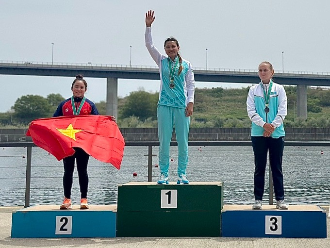 Nguyễn Thị Hương (trái) giành Huy Chương Bạc và suất dự Olympic nội dung Canoeing nước rút C1 200m ngày 21/4. Nguyễn Thị Hương (trái) giành Huy Chương Bạc và suất dự Olympic nội dung Canoeing nước rút C1 200m ngày 21/4.