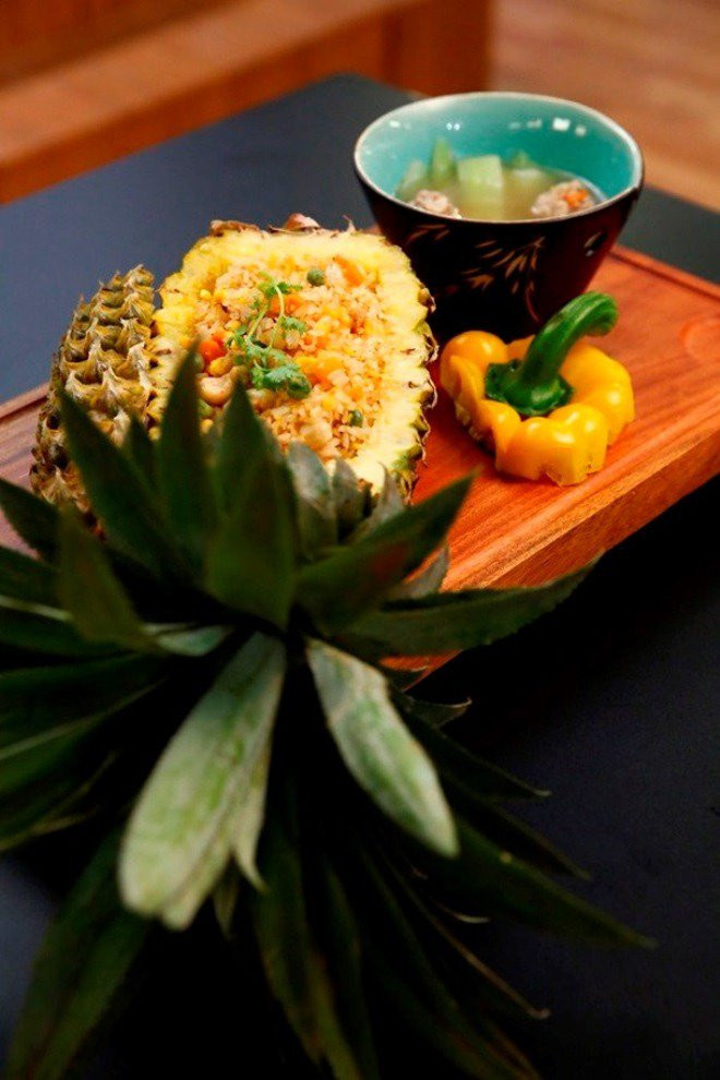 khong ho danh tung thi vua dau bep, van hugo lam ban be "lac mat" vi ban tiec sac mau - 9