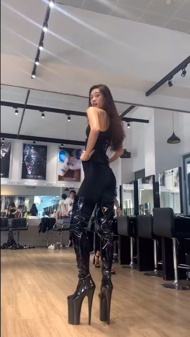 thanh di giay cao got moi goi ten khanh van, ung dung sai buoc voi giay sieu cao 35cm - 3