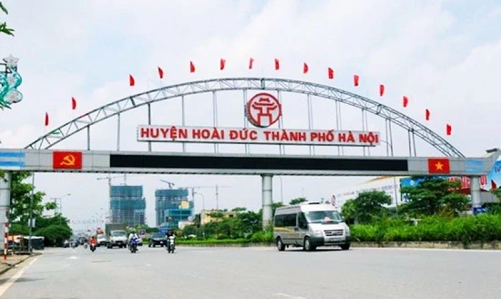 Ông Nguyễn Anh, Phó Chủ tịch UBND huyện Hoài Đức ký quyết định lựa chọn liên danh Giao thông Long Thành với Công ty Cổ phần xây dựng dịch vụ và thương mại 68 trúng gói thầu 85 tỷ đồng