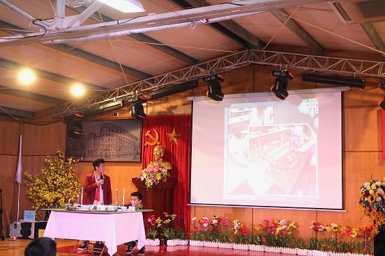 Trần Ngọc Nam tự tin thay mặt nhóm học sinh thuyết trình sản phẩm của nhóm có tên “Rào chắn barie tự động an toàn đường sắt” trước hàng trăm học sinh, giáo viên và phụ huynh tham dự Đại hội sáng tạo hôm nay. Nam cho biết cả nhóm hoàn thành sản phẩm và đoạt giải Nhất hội thi với sự giúp đỡ thực hiện của thầy giáo dạy Vật lý và giáo viên phòng hỗ trợ học tập. Ảnh: Thạch Thảo. Trần Ngọc Nam tự tin thay mặt nhóm học sinh thuyết trình sản phẩm của nhóm có tên “Rào chắn barie tự động an toàn đường sắt” trước hàng trăm học sinh, giáo viên và phụ huynh tham dự Đại hội sáng tạo hôm nay. Nam cho biết cả nhóm hoàn thành sản phẩm và đoạt giải Nhất hội thi với sự giúp đỡ thực hiện của thầy giáo dạy Vật lý và giáo viên phòng hỗ trợ học tập. Ảnh: Thạch Thảo.