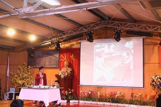 Trần Ngọc Nam tự tin thay mặt nhóm học sinh thuyết trình sản phẩm của nhóm có tên “Rào chắn barie tự động an toàn đường sắt” trước hàng trăm học sinh, giáo viên và phụ huynh tham dự Đại hội sáng tạo hôm nay. Nam cho biết cả nhóm hoàn thành sản phẩm và đoạt giải Nhất hội thi với sự giúp đỡ thực hiện của thầy giáo dạy Vật lý và giáo viên phòng hỗ trợ học tập. Ảnh: Thạch Thảo.