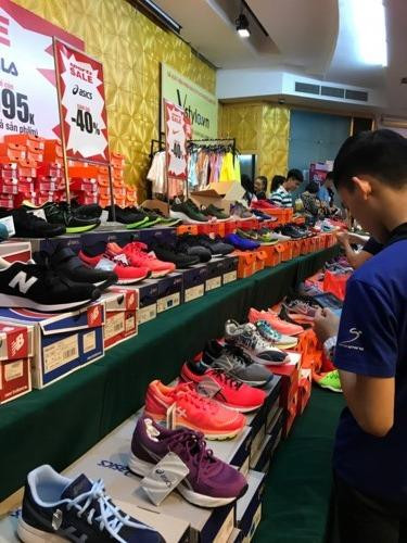 Mua sắm ở siêu thị thành thói quen của người tiêu dùng thành phố (ảnh: Thanh Tuấn)