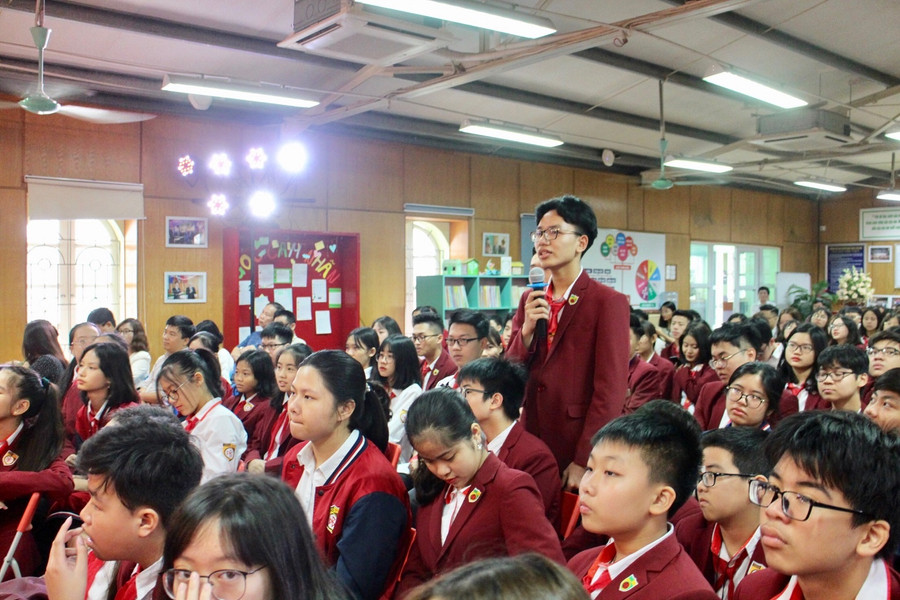 Hàng năm Trường Nguyễn Bỉnh Khiêm tổ chức Đại hội “Tuổi trẻ sáng tạo” thay cho hoạt động thi học sinh giỏi trước đây- vốn chỉ chủ yếu tập trung thi lý thuyết kiến thức học trong sách vở. Ảnh: Thạch Thảo Hàng năm Trường Nguyễn Bỉnh Khiêm tổ chức Đại hội “Tuổi trẻ sáng tạo” thay cho hoạt động thi học sinh giỏi trước đây- vốn chỉ chủ yếu tập trung thi lý thuyết kiến thức học trong sách vở. Ảnh: Thạch Thảo