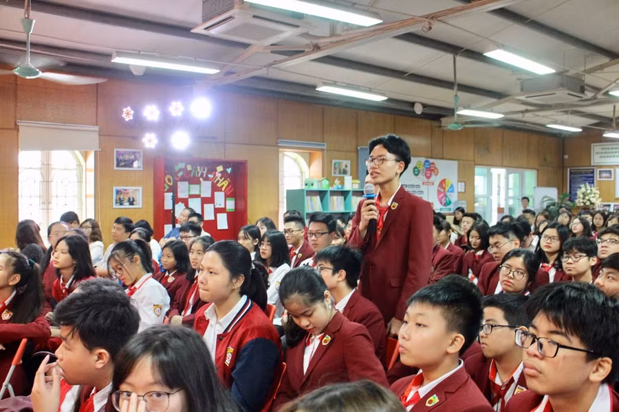 Hàng năm Trường Nguyễn Bỉnh Khiêm tổ chức Đại hội “Tuổi trẻ sáng tạo” thay cho hoạt động thi học sinh giỏi trước đây- vốn chỉ chủ yếu tập trung thi lý thuyết kiến thức học trong sách vở. Ảnh: Thạch Thảo