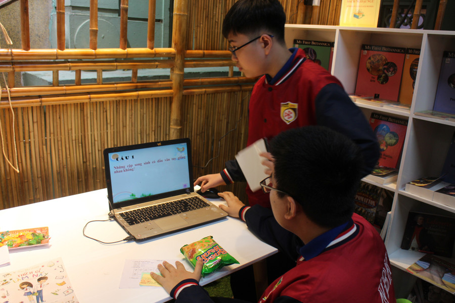 Tra cứu kiến thức trong "Thư quán". Ảnh: Thanh Thảo.