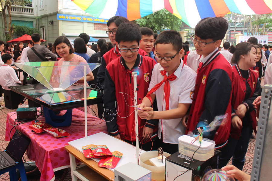 Học sinh THCS hào hứng với trải nghiệm sáng tạo. Ảnh: Thạch Thảo.