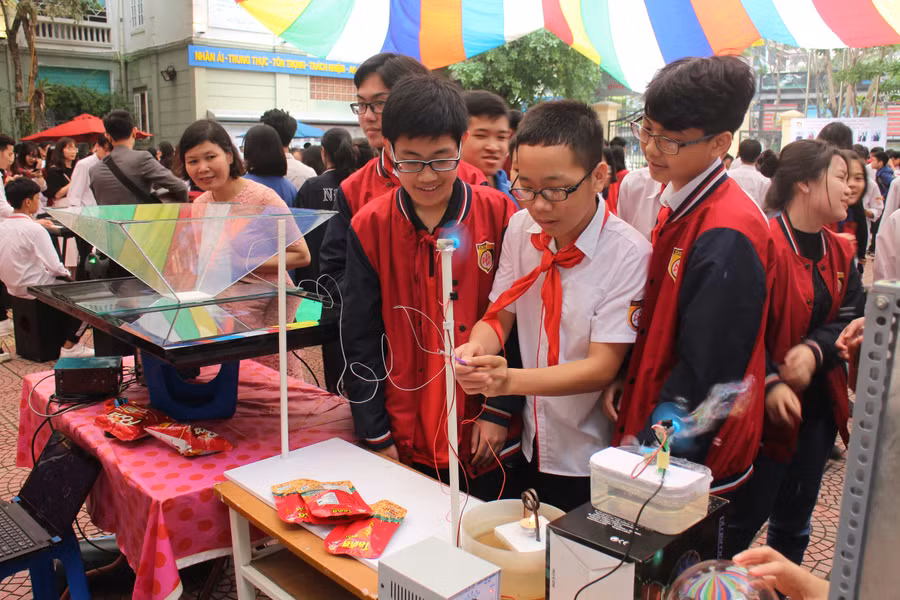 Học sinh THCS hào hứng với trải nghiệm sáng tạo. Ảnh: Thạch Thảo. Học sinh THCS hào hứng với trải nghiệm sáng tạo. Ảnh: Thạch Thảo.