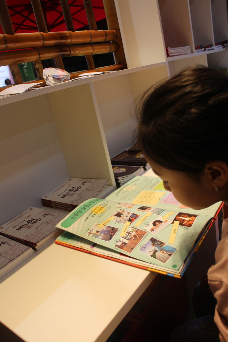 Học sinh tiểu học có thể đọc sách thư giãn tại "Thư quán" bất cứ thơi gian rảnh nào. Ảnh: Thanh Thảo.