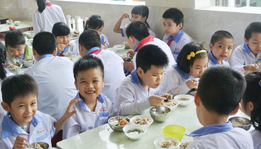 Không nên để bữa ăn bán trú của học sinh quay lưng với thịt lợn không nhiễm bệnh. (ảnh minh họa: Truyền hình Thái Nguyên)