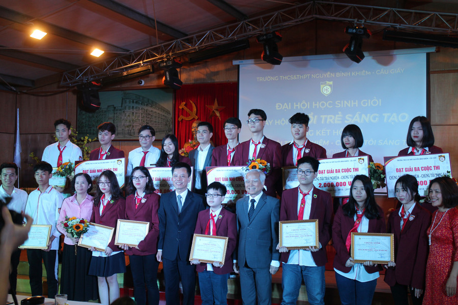 Có khoảng 100 ý tưởng của gần 400 học sinh THCS, THPT Nguyễn Bỉnh Khiêm tham gia hội thi "Tuổi trẻ sáng tạo" năm nay. Chung cuộc đã chọn ra 1 giải nhất, 2 giải nhì, 3 giải ba, nhiều giải khuyến khích, giải triển vọng. Ảnh: Thạch Thảo.