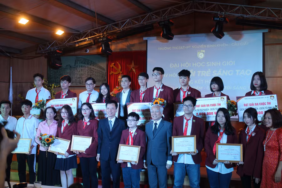 Có khoảng 100 ý tưởng của gần 400 học sinh THCS, THPT Nguyễn Bỉnh Khiêm tham gia hội thi "Tuổi trẻ sáng tạo" năm nay. Chung cuộc đã chọn ra 1 giải nhất, 2 giải nhì, 3 giải ba, nhiều giải khuyến khích, giải triển vọng. Ảnh: Thạch Thảo.