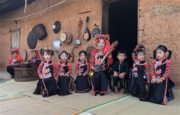 Phụ huynh dân tộc Hà Nhì, xã Ka Lăng dạy các bé bài múa “Là Rê Mi Só Rê”.