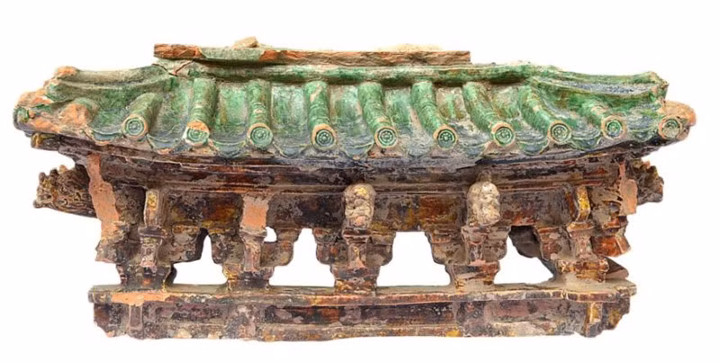 Mảnh mô hình tháp men xanh lục mô tả kết cấu đấu củng thời Lê sơ - khai quật được tại khu vực điện Kính Thiên năm 2021.