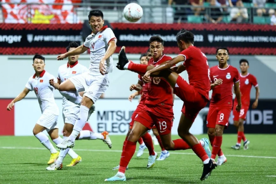 Việt Nam (áo trắng) bị Singapore cầm hoà ở lượt trận thứ ba bảng B AFF Cup 2022. Việt Nam (áo trắng) bị Singapore cầm hoà ở lượt trận thứ ba bảng B AFF Cup 2022.