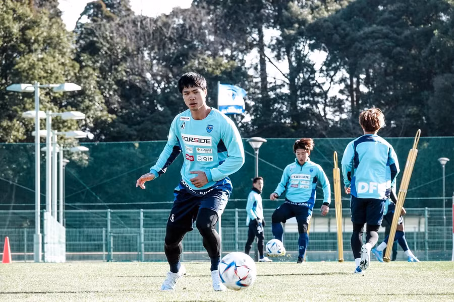 Công Phượng tập luyện ở Yokohama FC. Ảnh: INT.