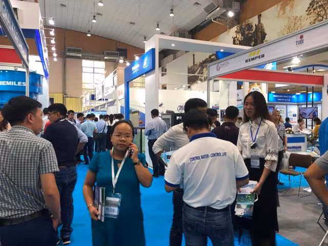 Nhân viên các hãng đang giới thiệu sản phẩm với khách tham quan