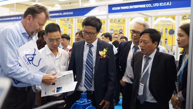 Thứ trưởng Nguyễn Đình Toàn tham quan VIETWATER 2019