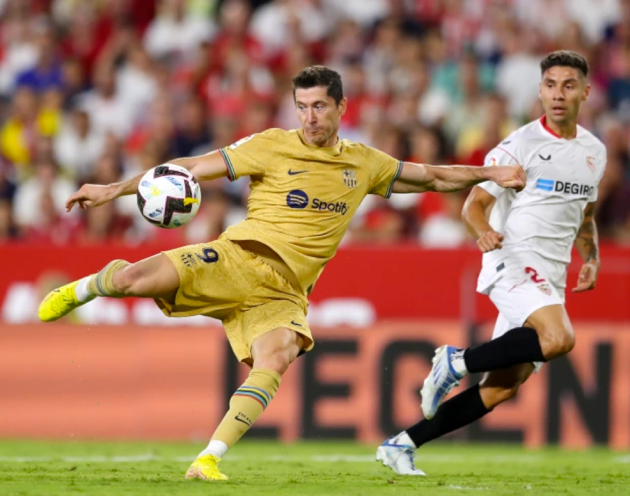 Hợp đồng của Robert Lewandowski với Barca có nhiều chi tiết thú vị. Hợp đồng của Robert Lewandowski với Barca có nhiều chi tiết thú vị.