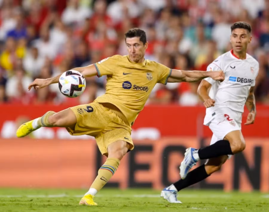 Hợp đồng của Robert Lewandowski với Barca có nhiều chi tiết thú vị.