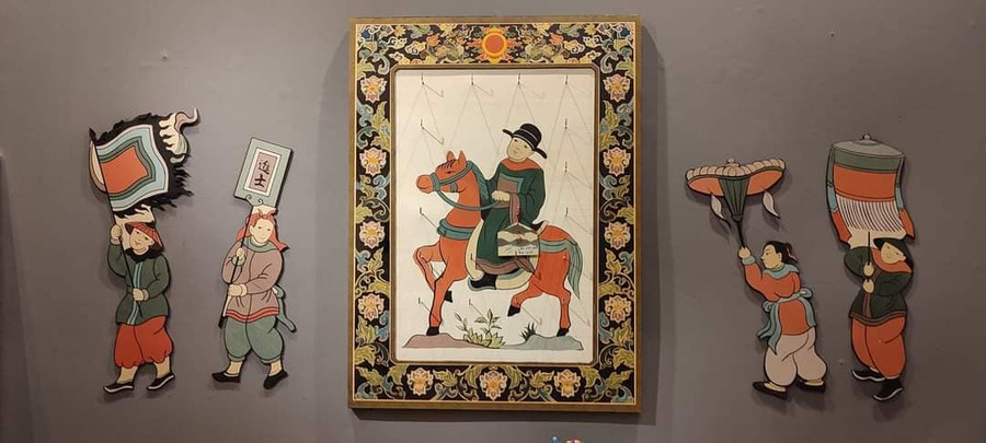 Tác phẩm 'Công thành danh toại' của Minh Ngọc, lấy cảm hứng từ tranh Đông Hồ 'Vinh quy bái tổ'. Tác phẩm 'Công thành danh toại' của Minh Ngọc, lấy cảm hứng từ tranh Đông Hồ 'Vinh quy bái tổ'.