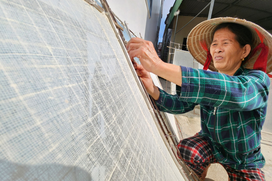 Bột giấy sau khi đổ lên khuôn sẽ được mang đi phơi nắng. Bột giấy sau khi đổ lên khuôn sẽ được mang đi phơi nắng.