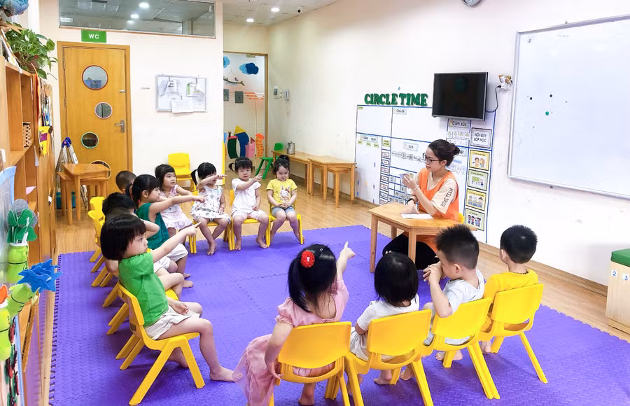 Hiện nhiều trường đang cố gắng duy trì đội ngũ giáo viên. Ảnh chụp trước khi dịch bùng phát: Lê Hùng.