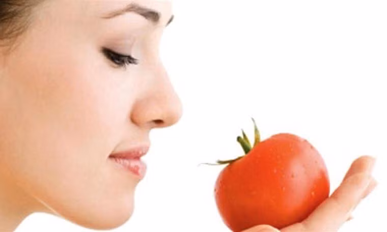 Với sự hiện diện của lycopene trong cà chua như một chất chống oxy hóa, trung hòa các gốc tự do sẽ dẫn đến việc hạn chế các tác dụng gây ung thư. Với sự hiện diện của lycopene trong cà chua như một chất chống oxy hóa, trung hòa các gốc tự do sẽ dẫn đến việc hạn chế các tác dụng gây ung thư.