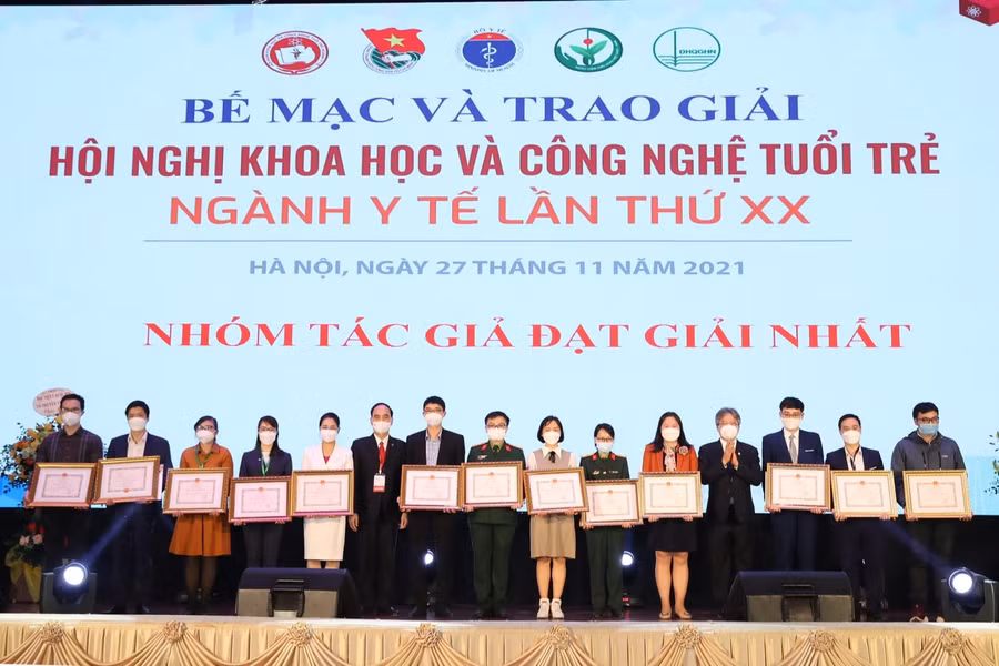 Nhóm tác giả đạt giải Nhất.