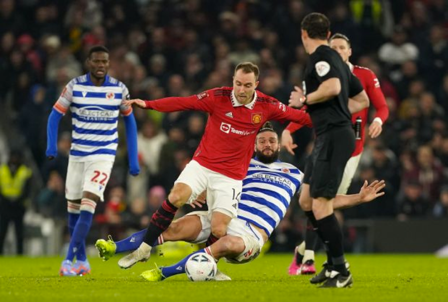 Christian Eriksen dính chấn thương sau cú tắc bóng của Andy Carroll hồi tháng 1.