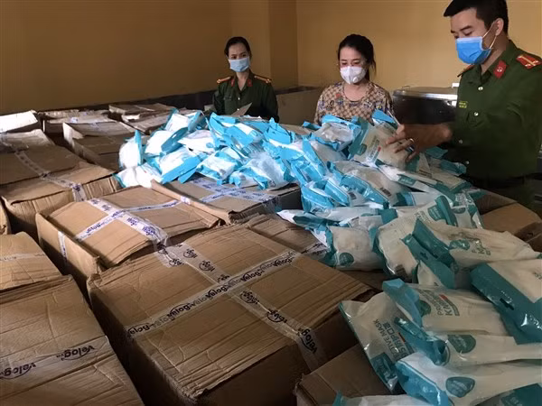 Lô hàng khẩu trang không rõ nguồn gốc bị cơ quan chức năng phát hiện thu giữ.