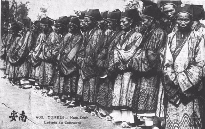 Tân khoa được ban phẩm phục.