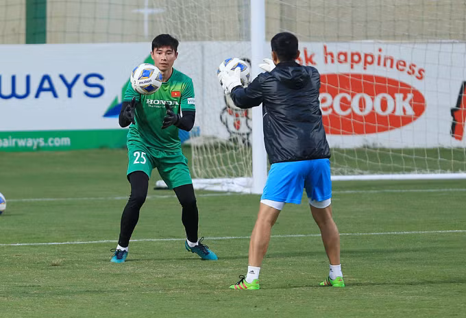 Thủ thành Quan Văn Chuẩn đã tập luyện ở tuyển Việt Nam chiều 8/11.