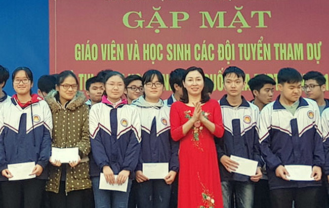 Bà Đinh Thị Lụa động viên các học sinh của tỉnh tham dự kỳ thi chọn HSG quốc gia THPT năm 2018 Bà Đinh Thị Lụa động viên các học sinh của tỉnh tham dự kỳ thi chọn HSG quốc gia THPT năm 2018