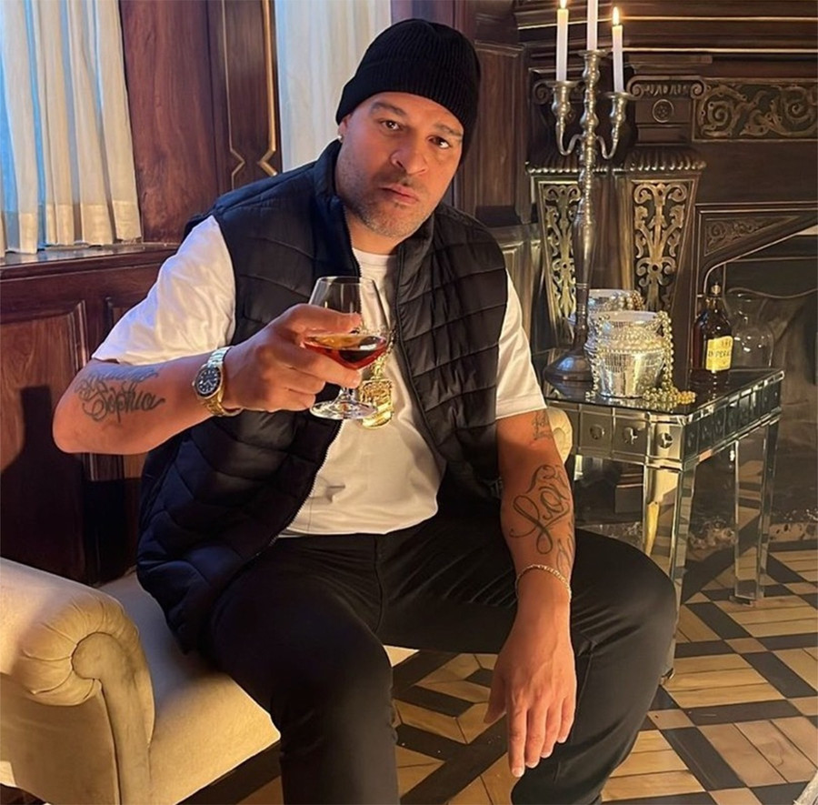 Adriano giải nghệ sau vài tháng chơi cho Miami United tại Mỹ năm 2016. Từng là chân sút được ví như &apos;Ronaldo đệ nhị&apos; nhưng sự nghiệp của Adriano xuống dốc không phanh vì các thói xấu như nghiện rượu, ma túy và gái gú.