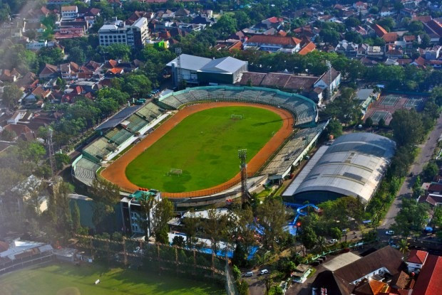 Cầu thủ 34 tuổi thiệt mạng khi đang thi đấu giao hữu tại sân vận động Siliwangi ở Indonesia. Cầu thủ 34 tuổi thiệt mạng khi đang thi đấu giao hữu tại sân vận động Siliwangi ở Indonesia.