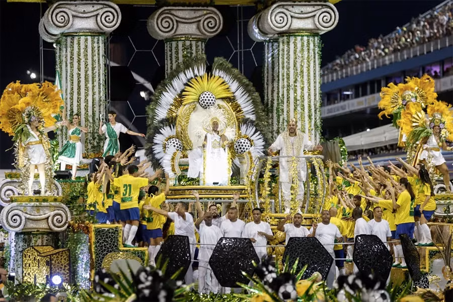 Adriano thời còn thi đấu cũng từng có biệt danh "Hoàng đế" nhờ màn thể hiện ấn tượng trong màu áo câu lạc bộ Inter Milan, Italy.